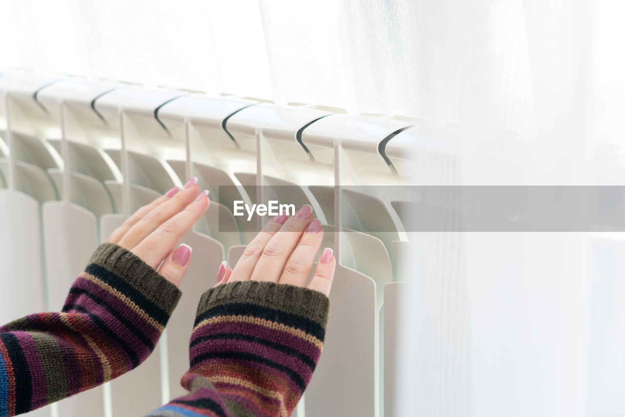 CLOSE-UP OF HAND ON SHELF