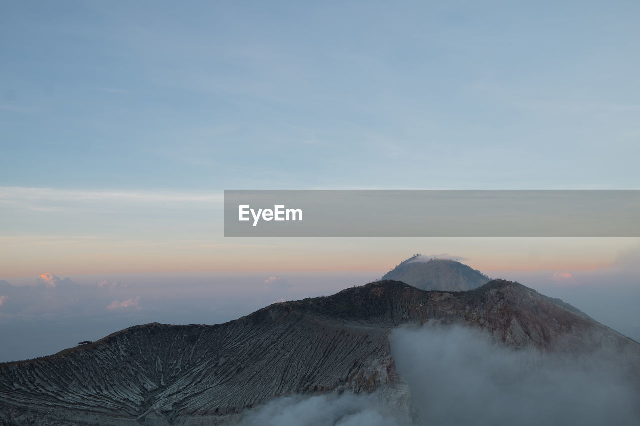 SCENIC VIEW OF VOLCANIC MOUNTAIN AGAINST SKY