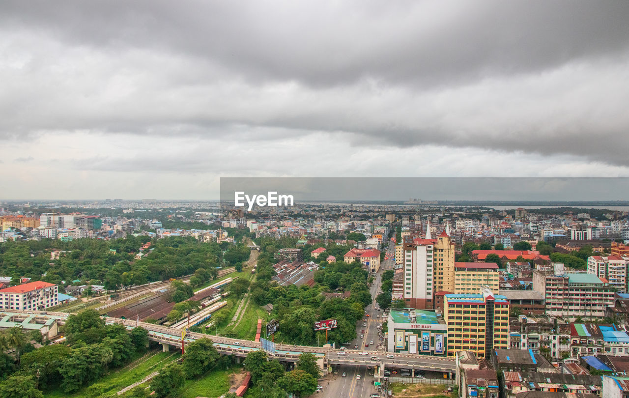 HIGH ANGLE VIEW OF BUILDINGS IN CITY