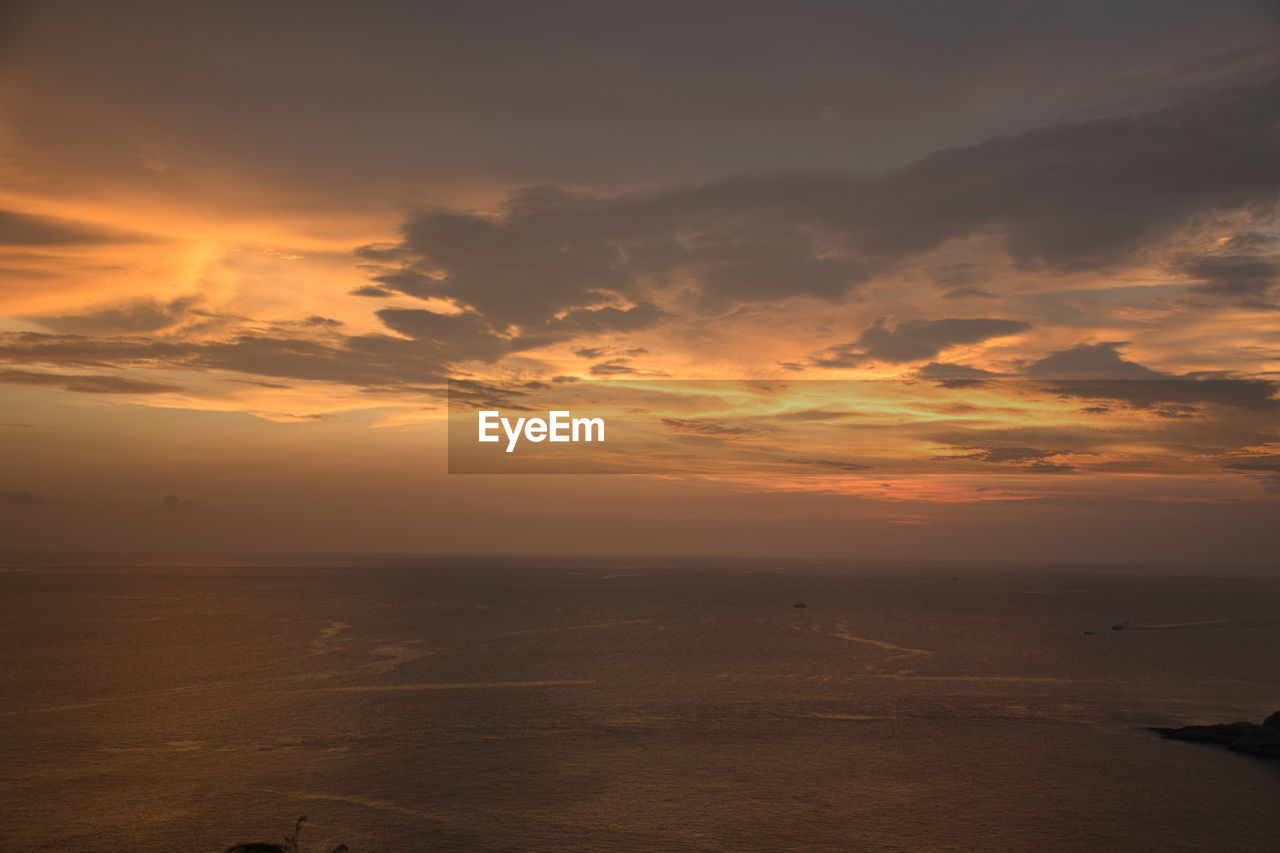 SCENIC VIEW OF SEA AGAINST SUNSET SKY