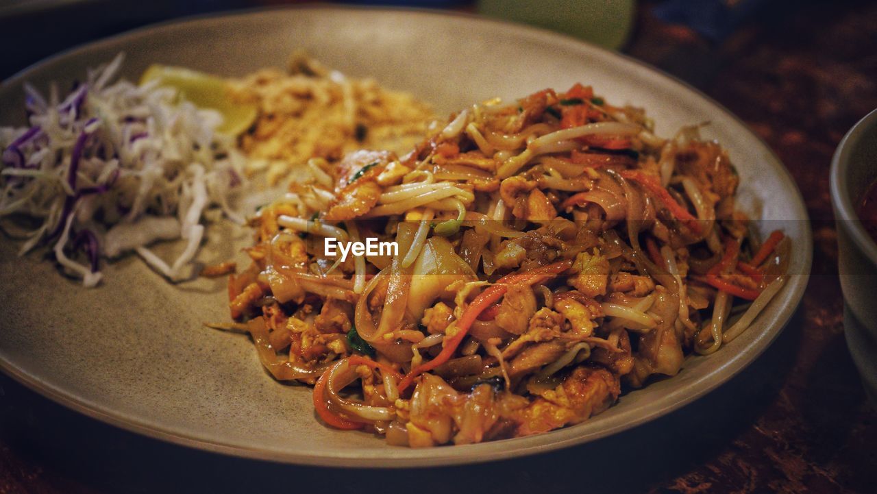 HIGH ANGLE VIEW OF FOOD IN PLATE