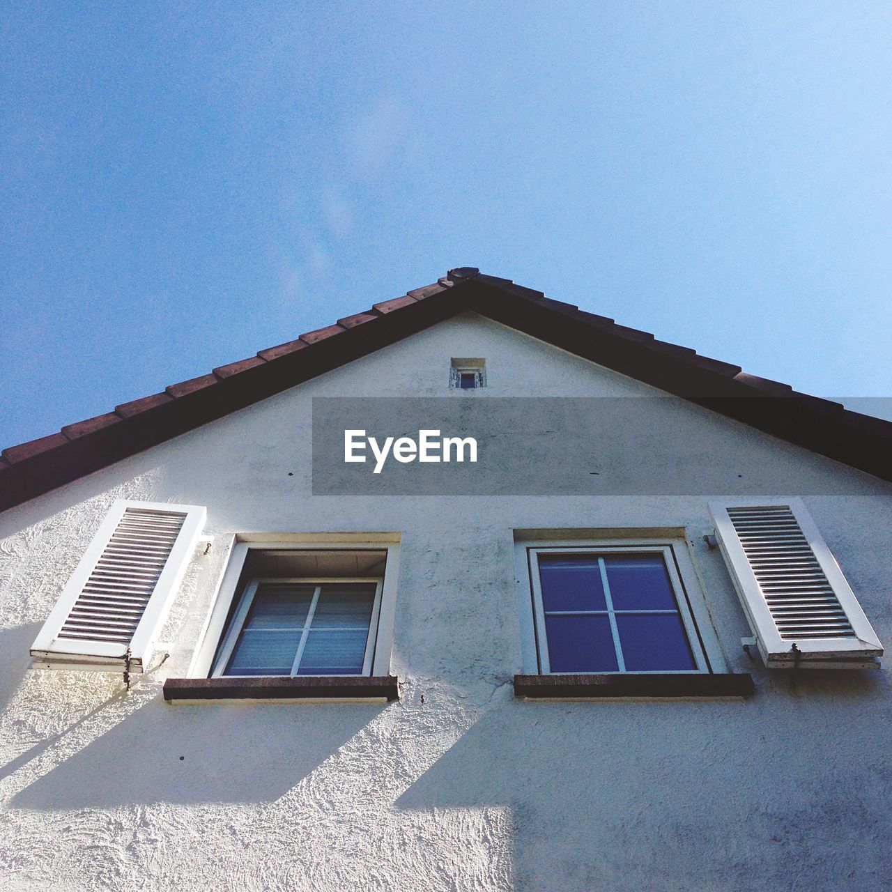 LOW ANGLE VIEW OF HOUSE AGAINST SKY