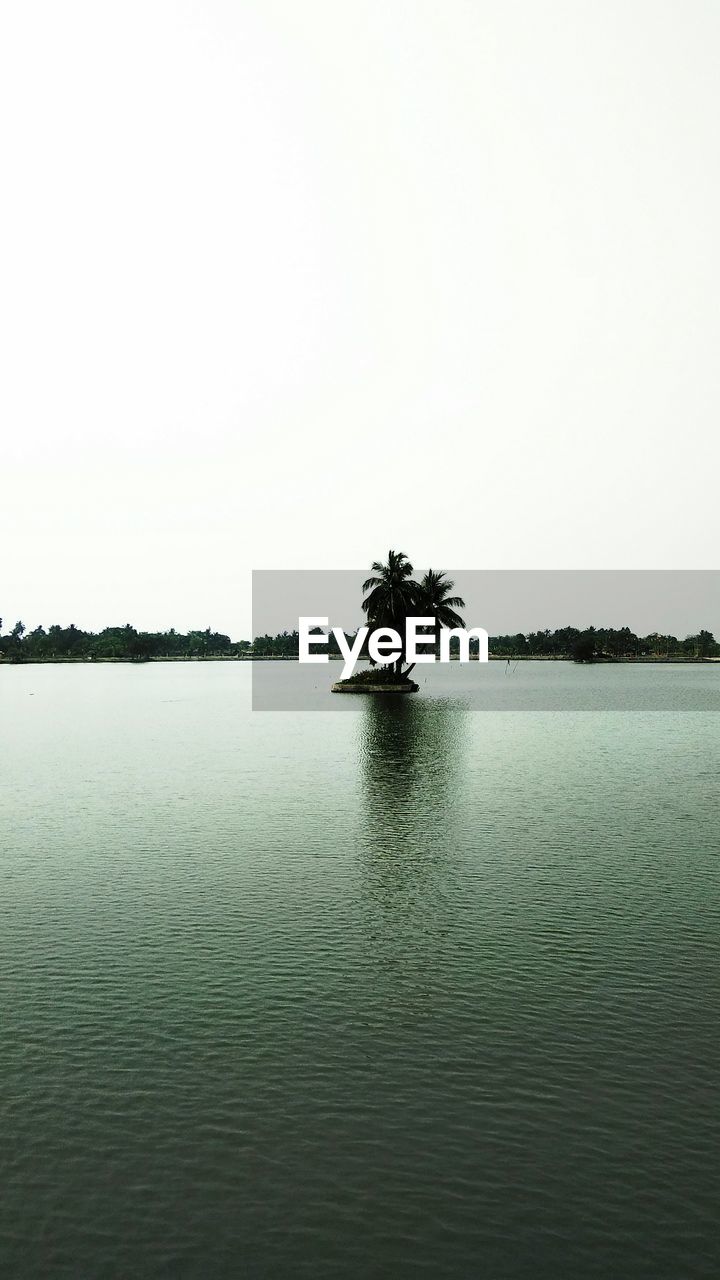 IDYLLIC VIEW OF LAKE AGAINST CLEAR SKY