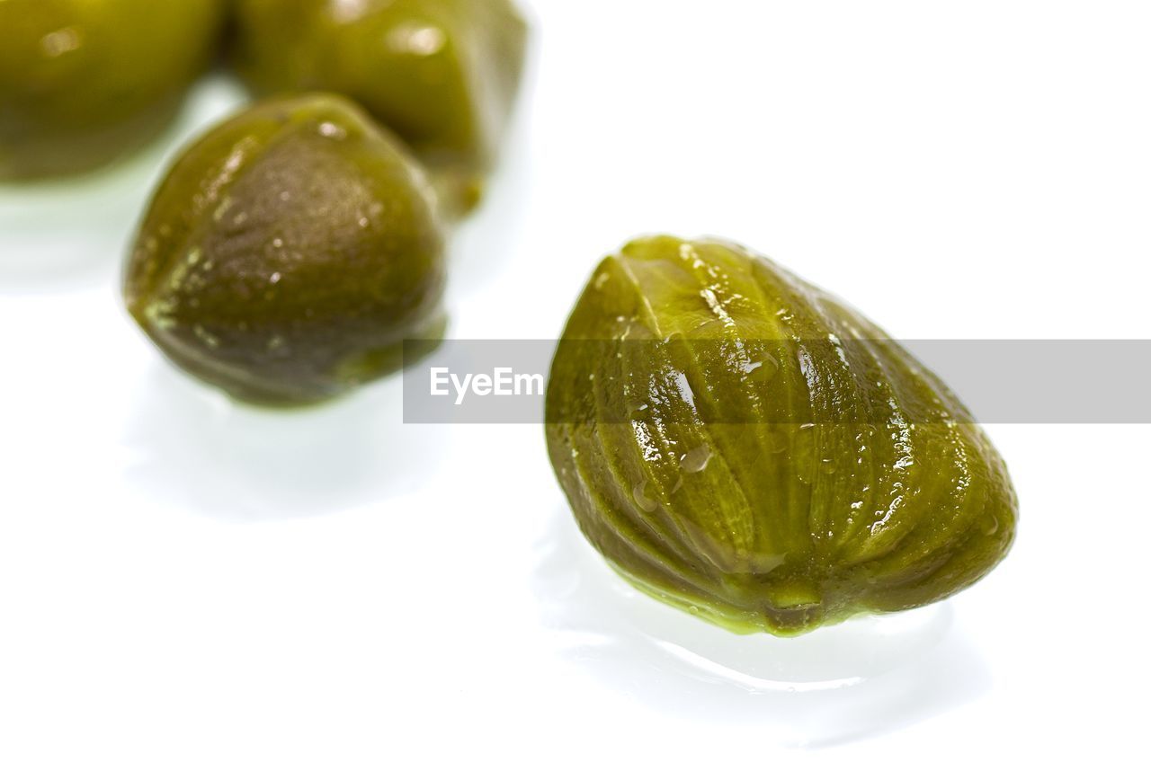 CLOSE-UP OF LEMON SLICE IN CONTAINER