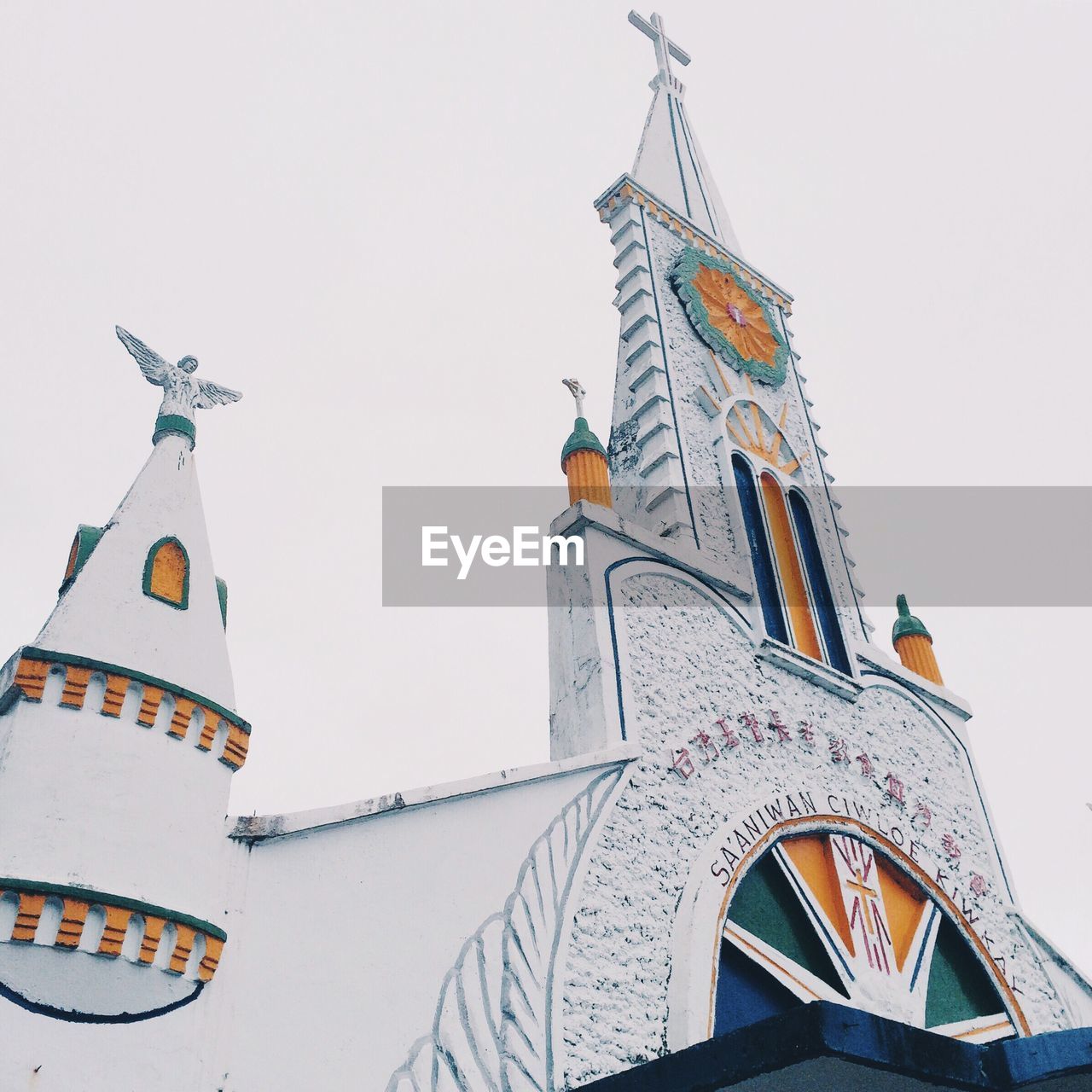 LOW ANGLE VIEW OF TRADITIONAL WINDMILL AGAINST SKY