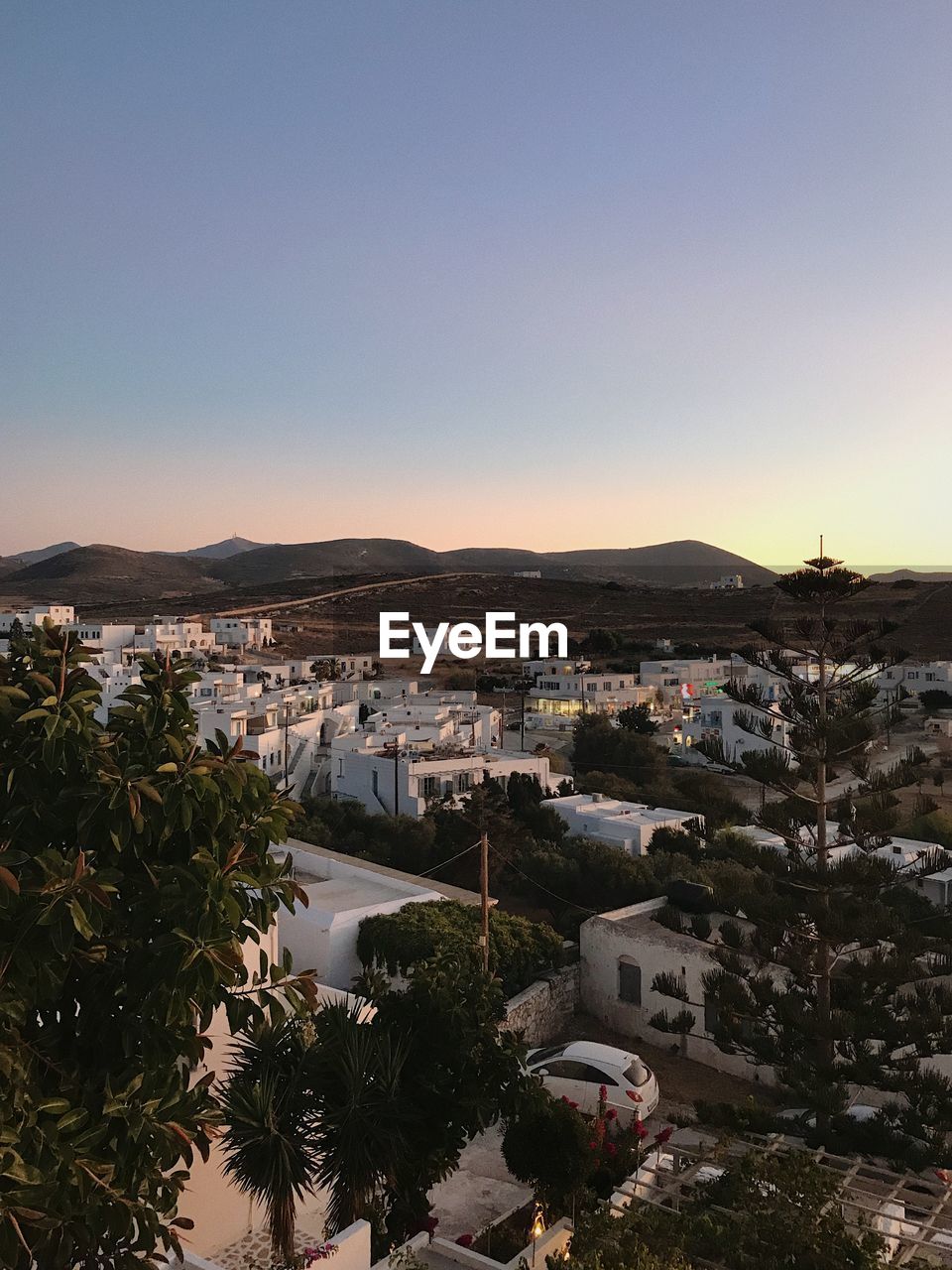 HIGH ANGLE VIEW OF TOWNSCAPE AGAINST SKY