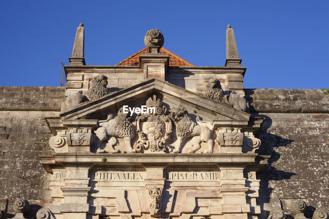 LOW ANGLE VIEW OF HISTORICAL BUILDING AGAINST SKY