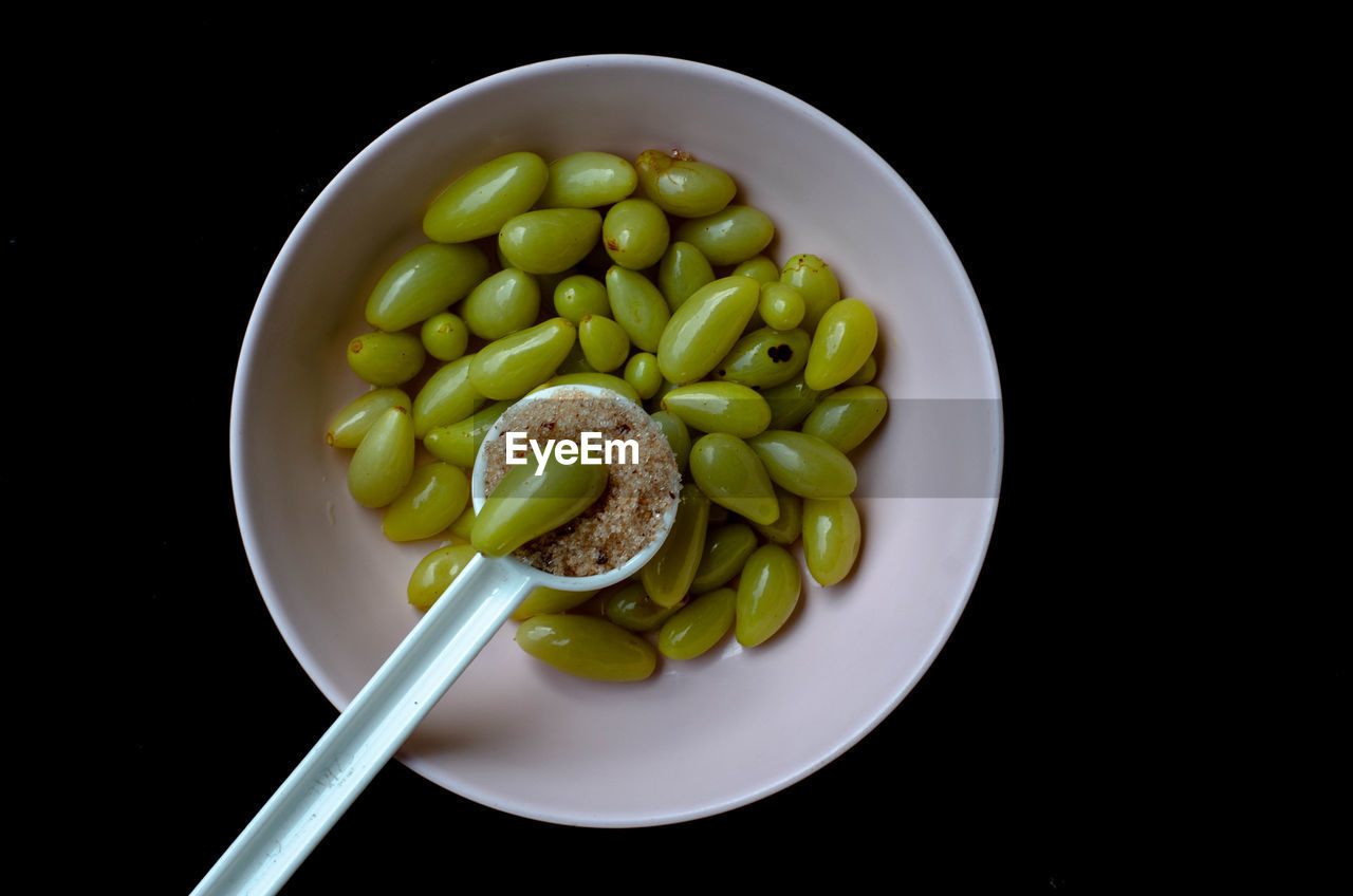 HIGH ANGLE VIEW OF VEGETABLES ON TABLE