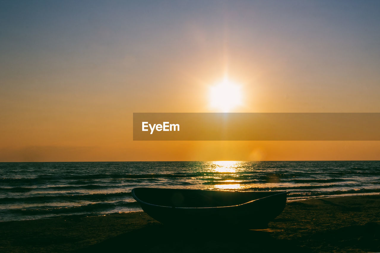 SCENIC VIEW OF SEA AGAINST SUNSET SKY