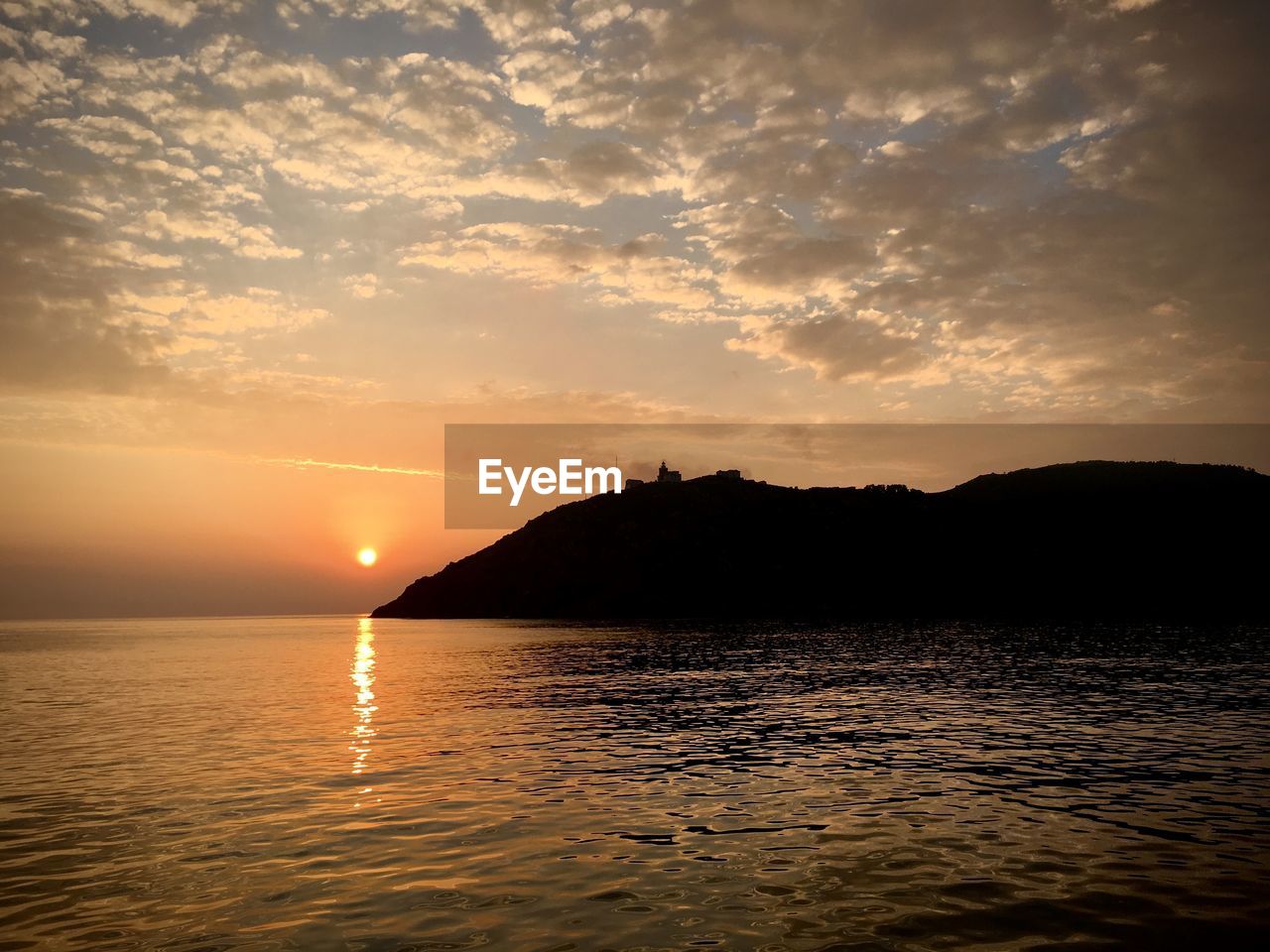 SCENIC VIEW OF SEA AND SILHOUETTE MOUNTAINS AGAINST SKY DURING SUNSET