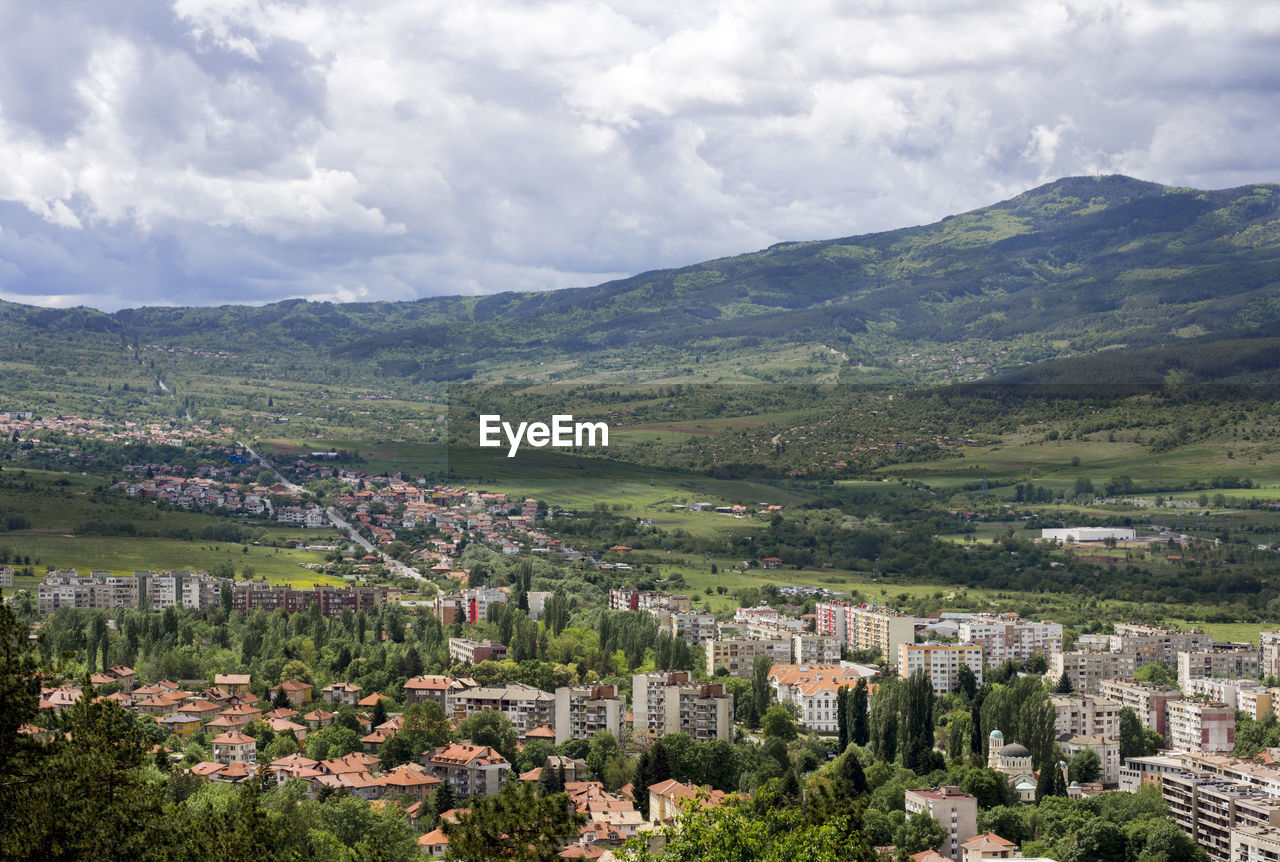 HIGH ANGLE VIEW OF BUILDINGS IN CITY