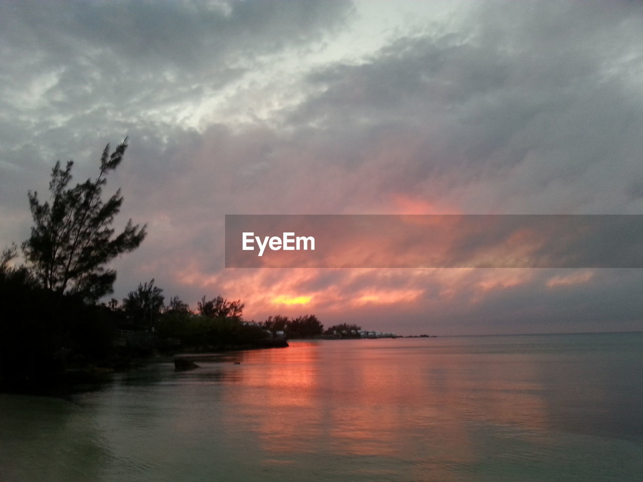 VIEW OF SEA AGAINST CLOUDY SKY