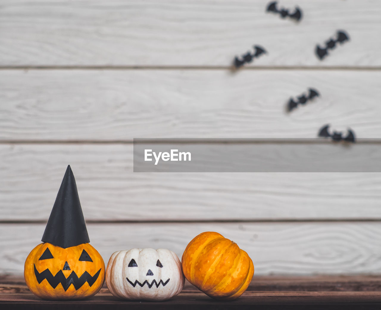 CLOSE-UP OF PUMPKIN ON TABLE AT HOME