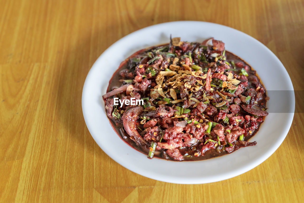 HIGH ANGLE VIEW OF FOOD SERVED IN BOWL