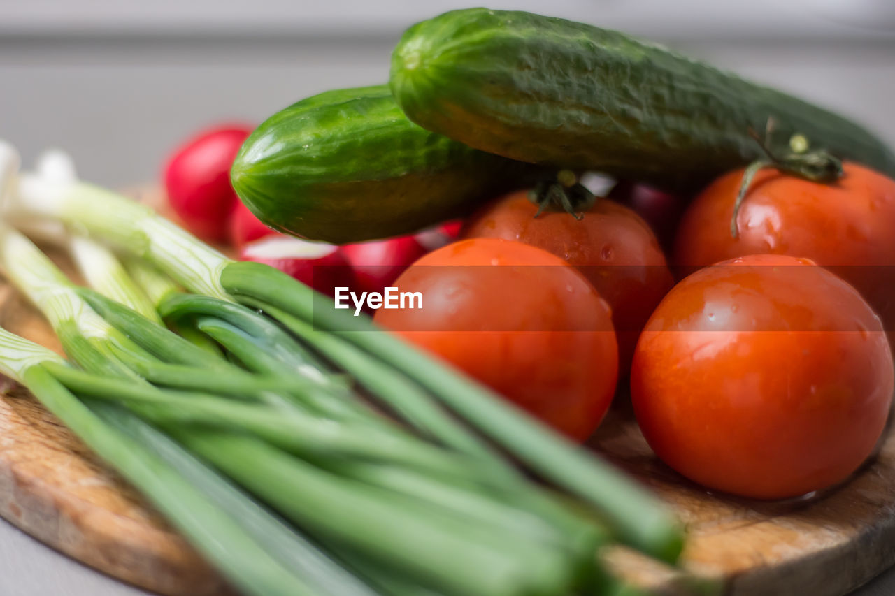 CLOSE-UP OF TOMATOES IN PLATE