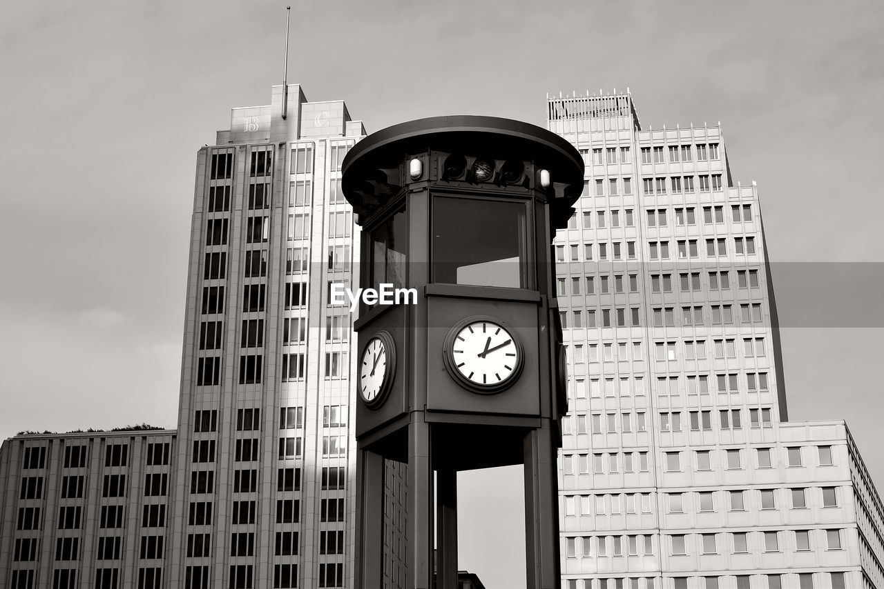 LOW ANGLE VIEW OF CLOCK TOWER AGAINST MODERN BUILDING IN CITY