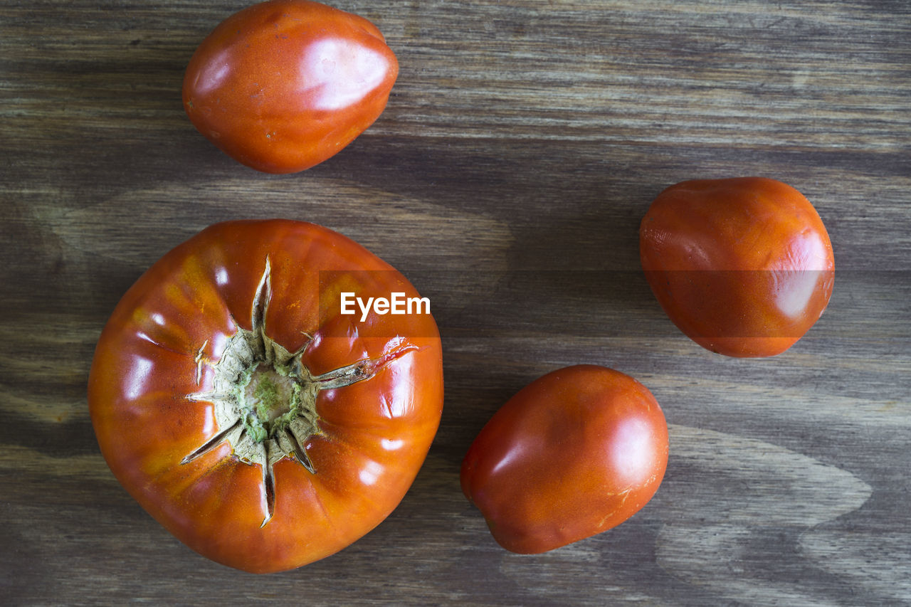 CLOSE-UP OF TOMATOES ON TABLE