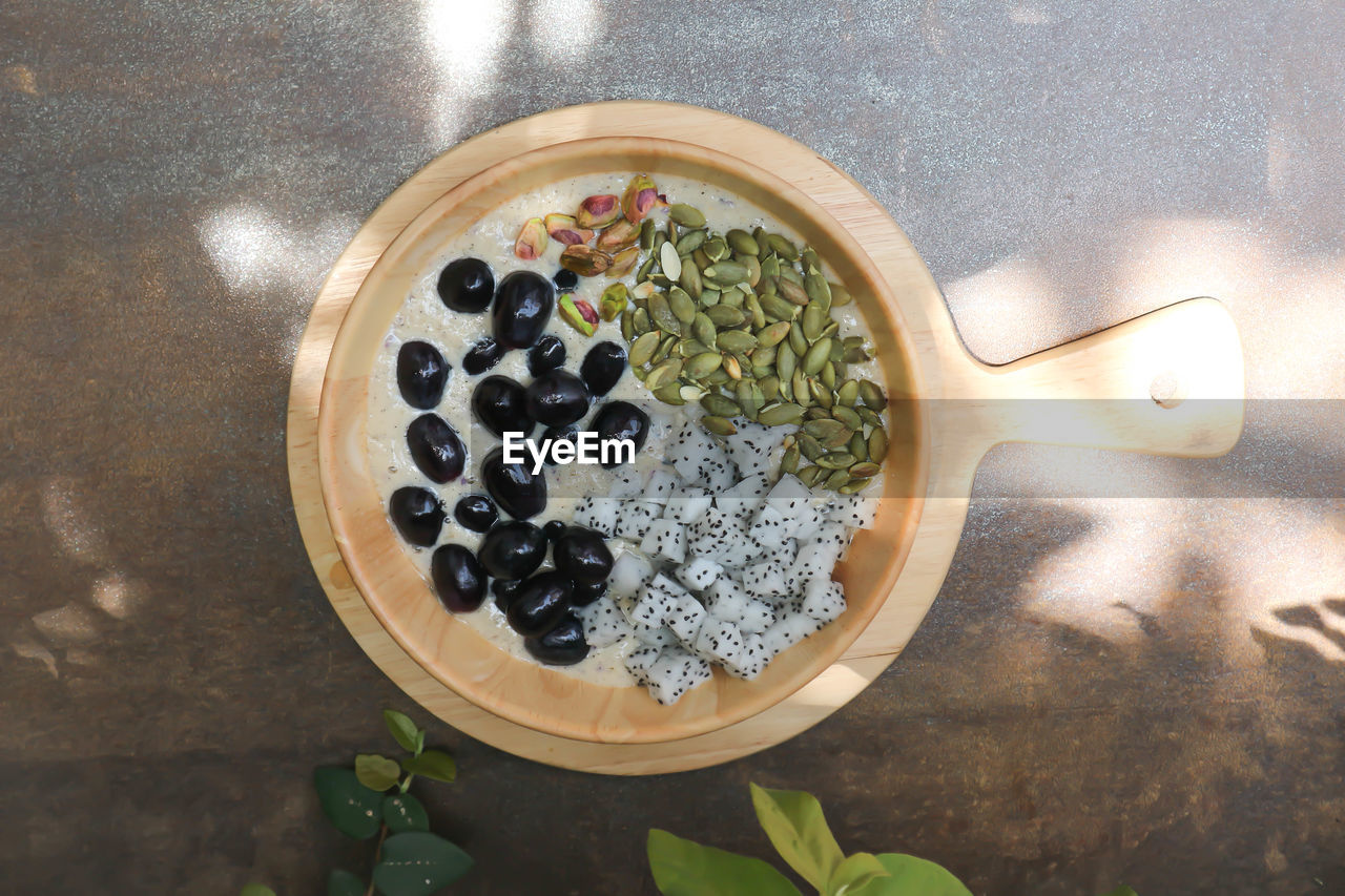 HIGH ANGLE VIEW OF FRUITS IN BOWL