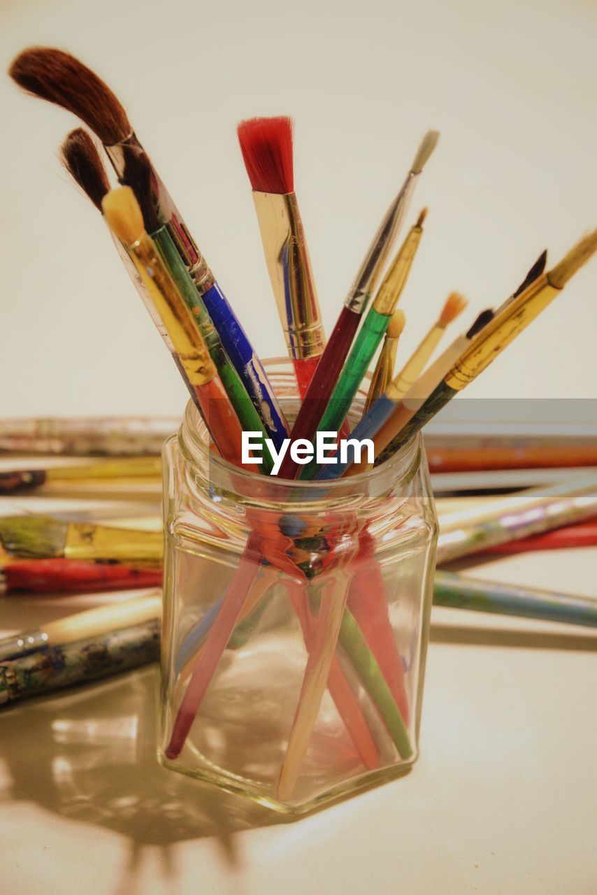 CLOSE-UP OF MULTI COLORED PENCILS ON TABLE