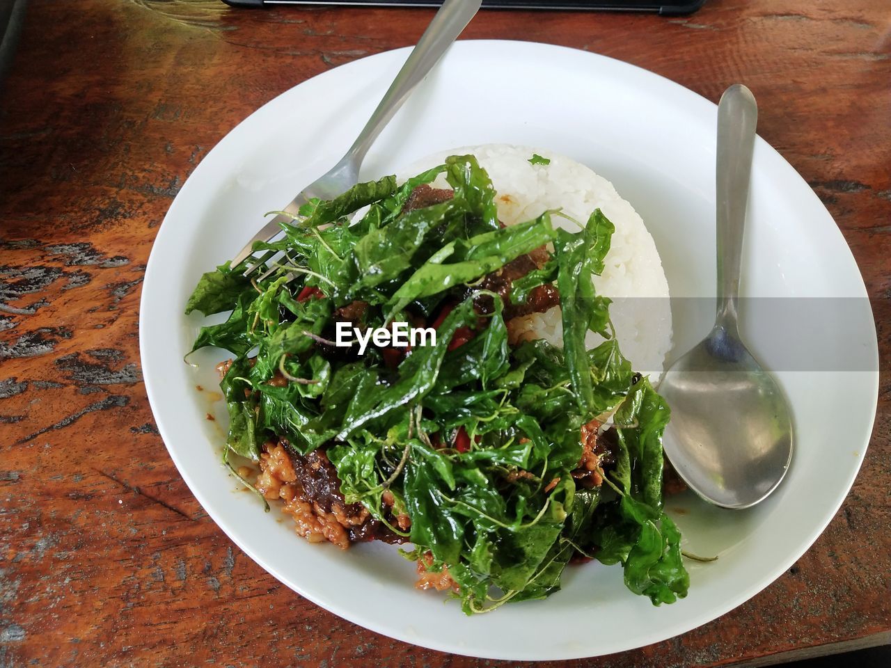food and drink, food, healthy eating, wellbeing, vegetable, plate, leaf vegetable, dish, freshness, eating utensil, kitchen utensil, table, produce, high angle view, indoors, salad, fork, no people, tableware, meal, wood, green, spoon, still life, arugula, vegetarian food, organic, cuisine, serving size, spinach