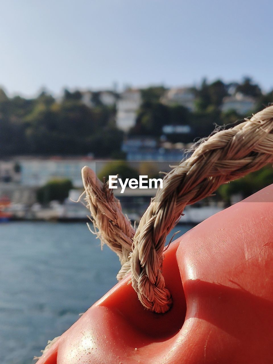 CLOSE-UP OF WOMAN HOLDING ROPE