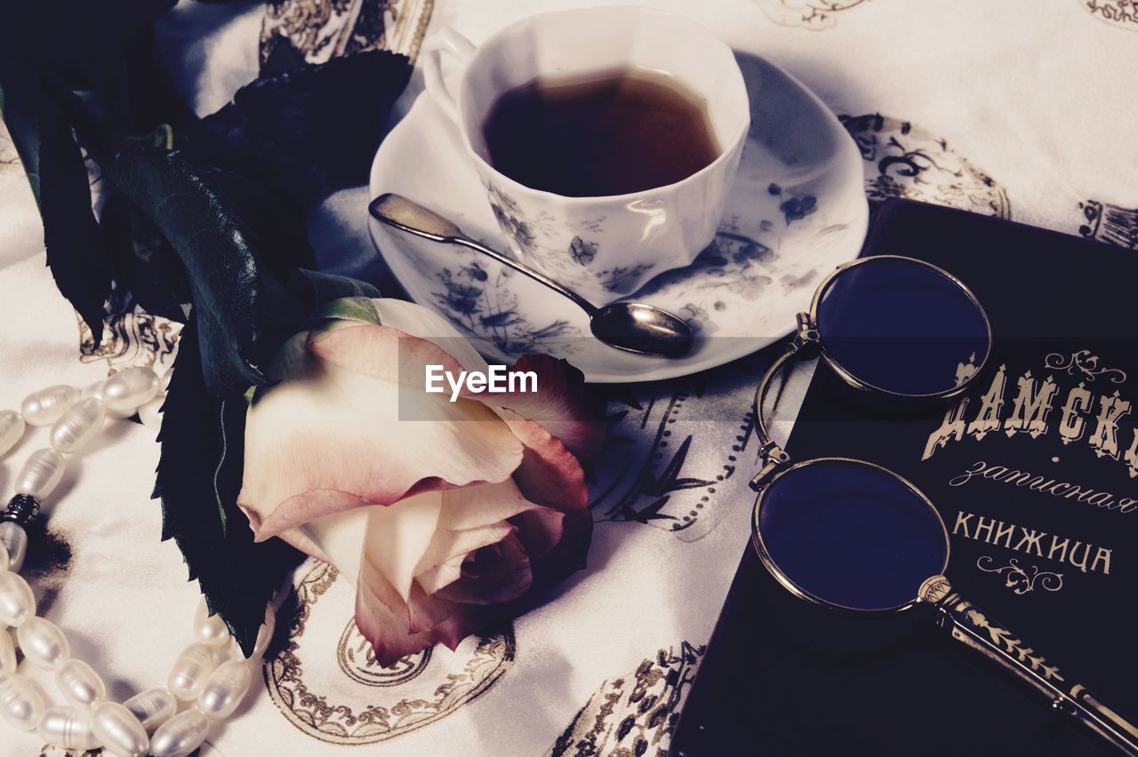 HIGH ANGLE VIEW OF COFFEE CUP ON PLATE