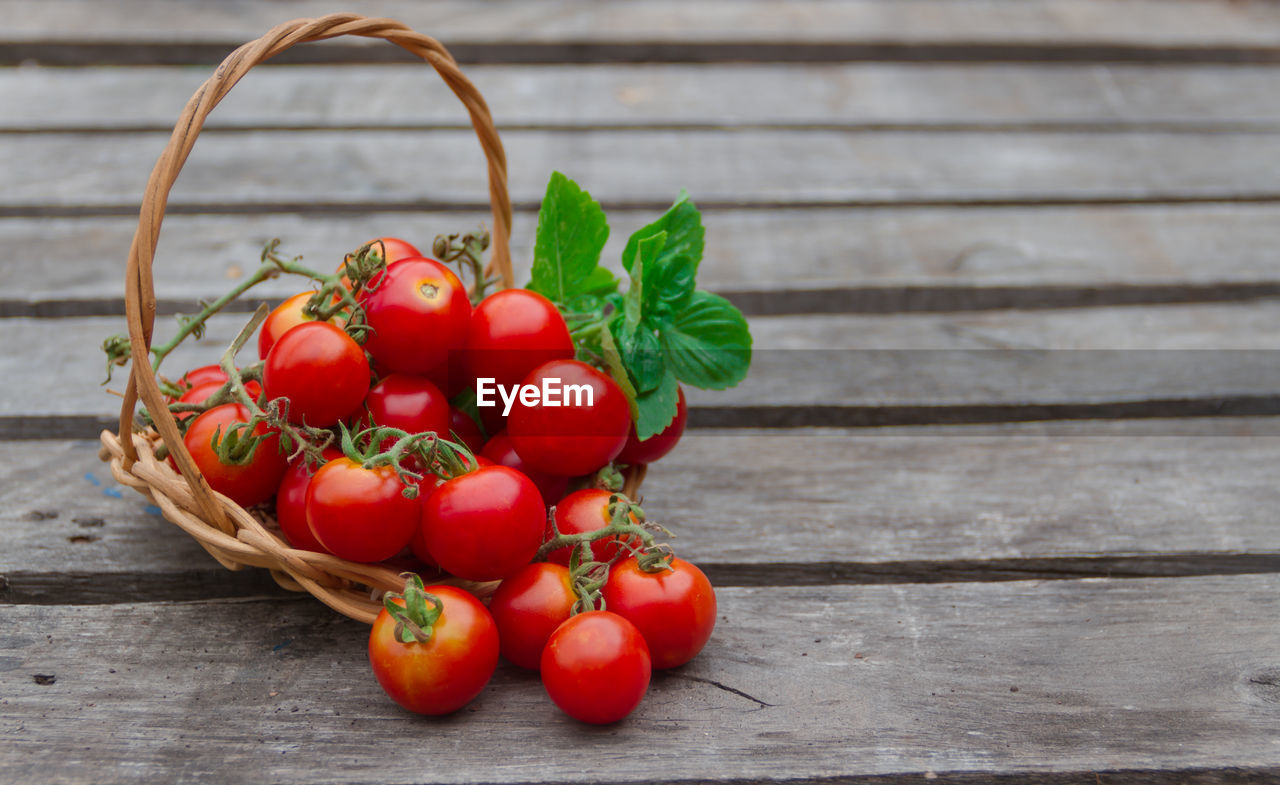 HIGH ANGLE VIEW OF TOMATOES ON BASKET
