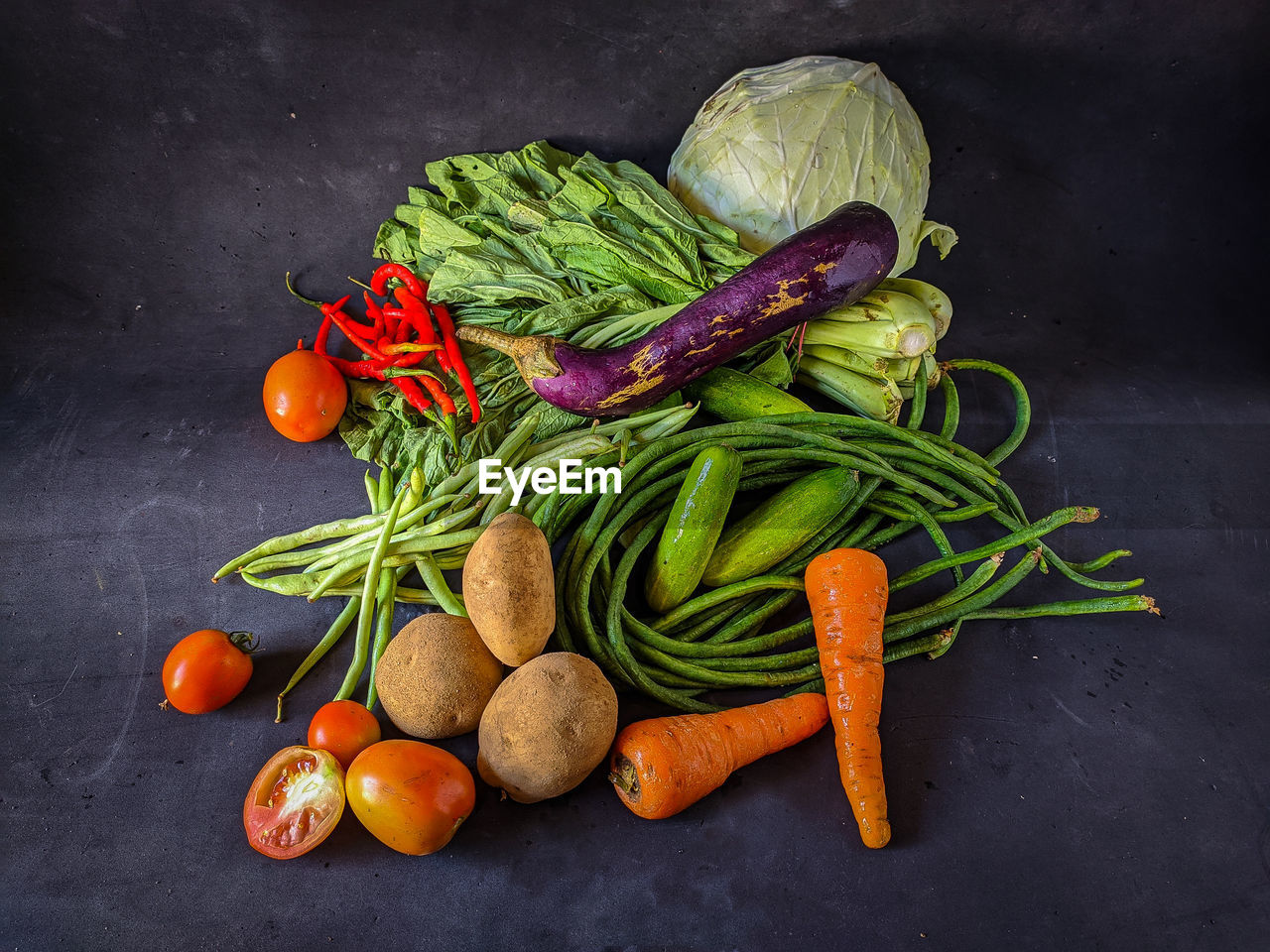 HIGH ANGLE VIEW OF TOMATOES AND VEGETABLES ON TABLE