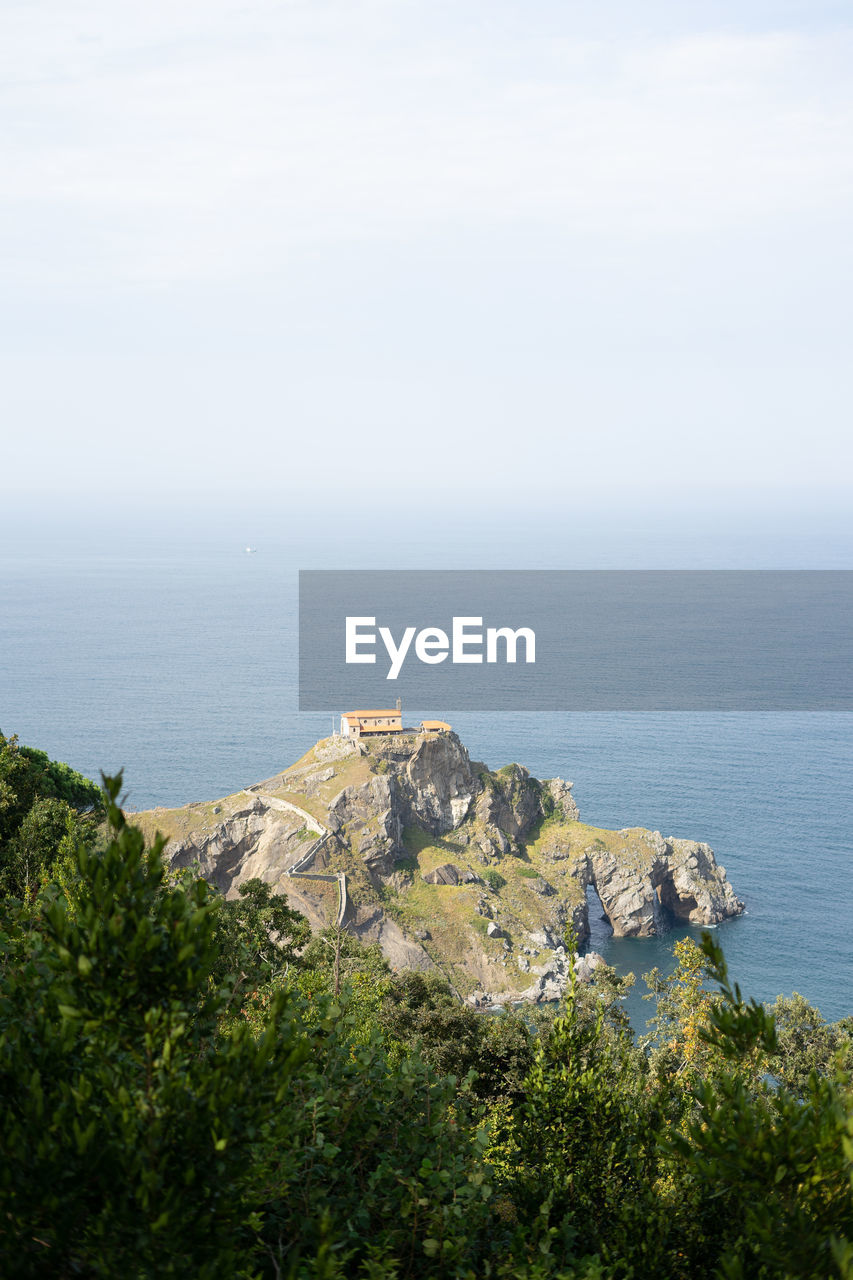 HIGH ANGLE VIEW OF SEA BY BUILDINGS AGAINST SKY