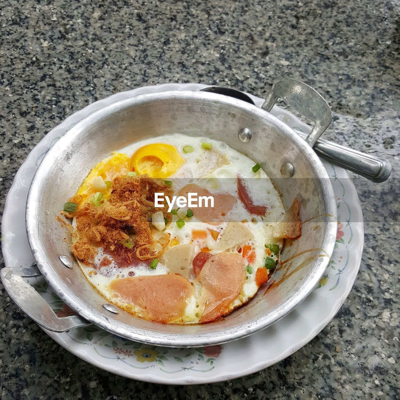HIGH ANGLE VIEW OF NOODLES IN BOWL