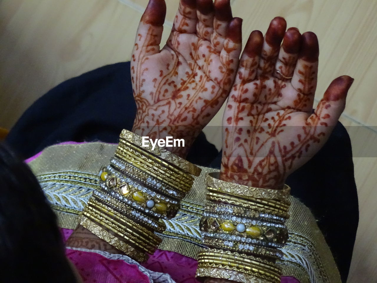 HIGH ANGLE VIEW OF WOMAN HAND WITH TATTOO