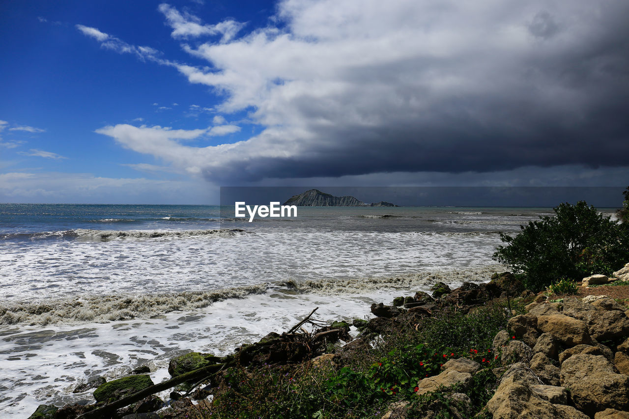 SCENIC VIEW OF SEA SHORE AGAINST SKY