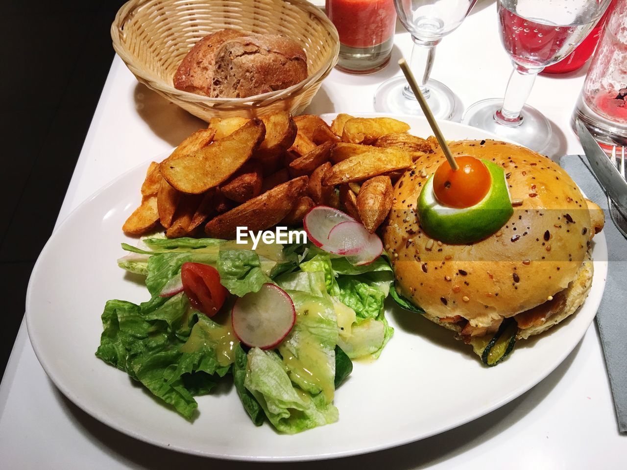 HIGH ANGLE VIEW OF FOOD ON PLATE