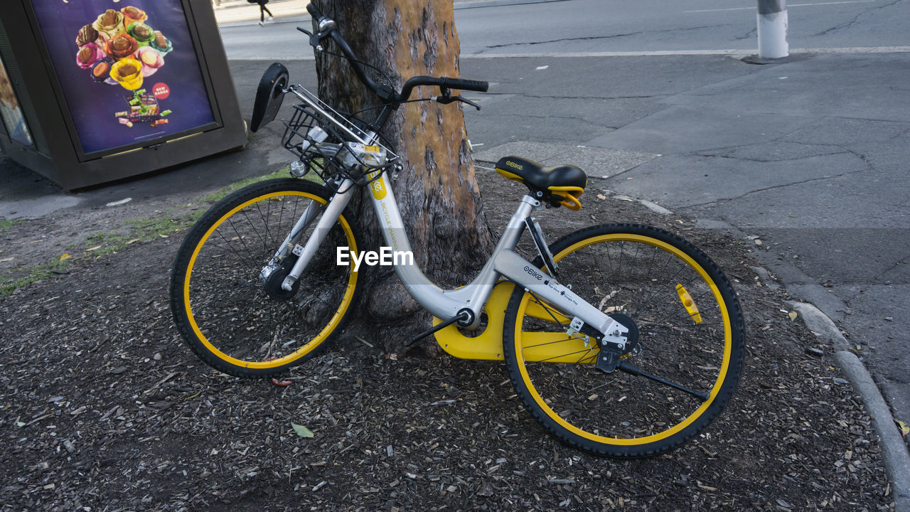 HIGH ANGLE VIEW OF BICYCLE PARKED ON SIDEWALK