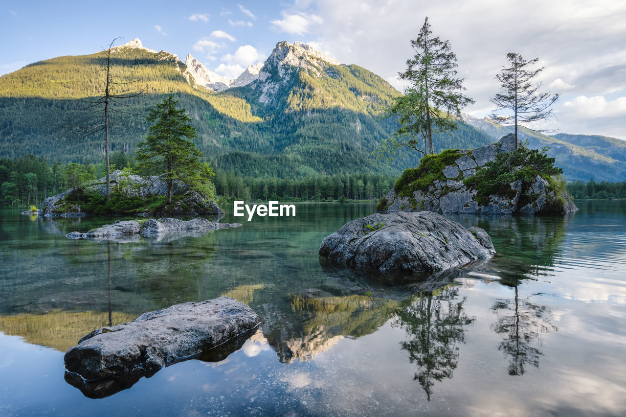 SCENIC VIEW OF LAKE AGAINST MOUNTAINS