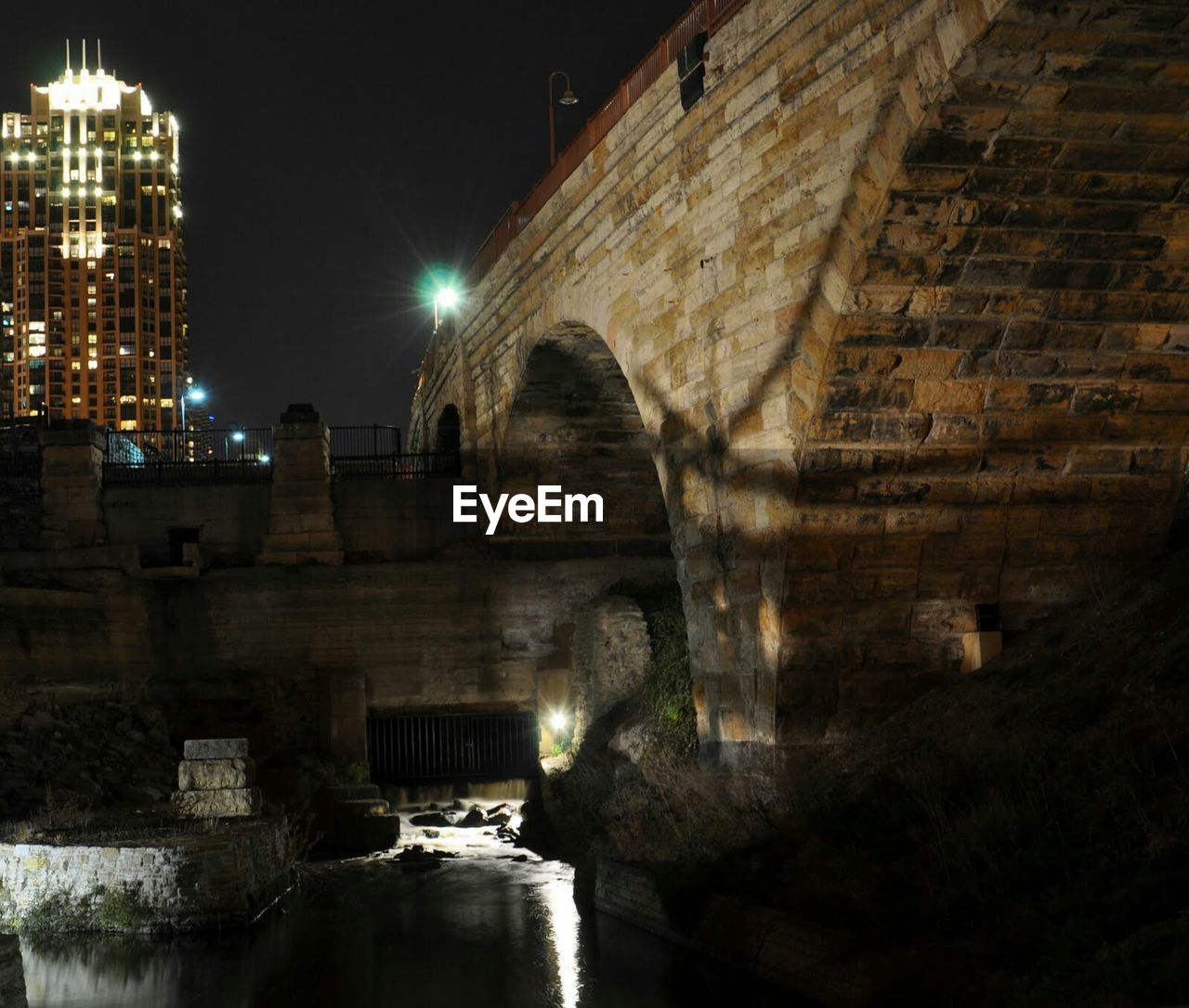 VIEW OF ILLUMINATED BUILT STRUCTURES AT NIGHT