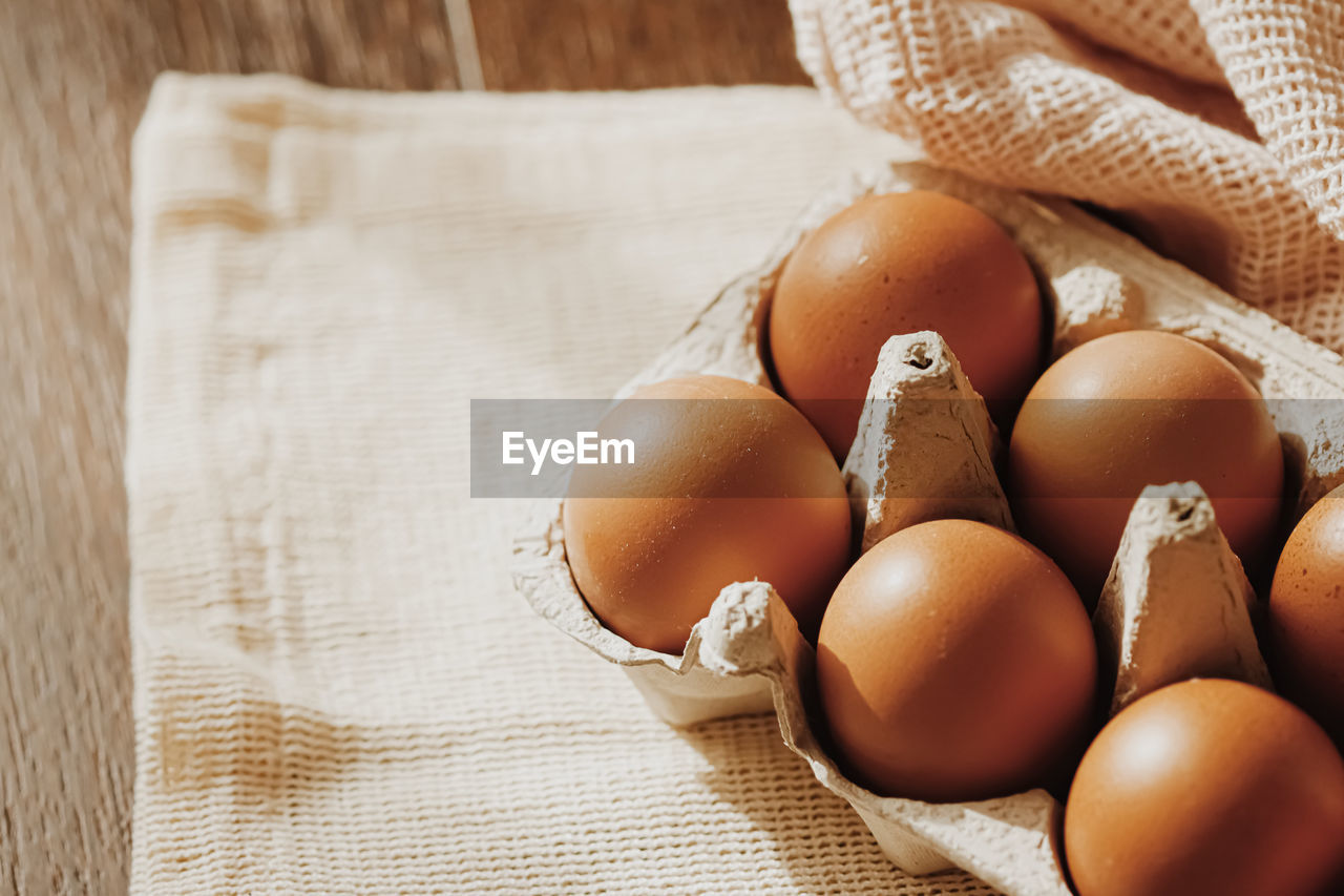 HIGH ANGLE VIEW OF EGGS ON TABLE