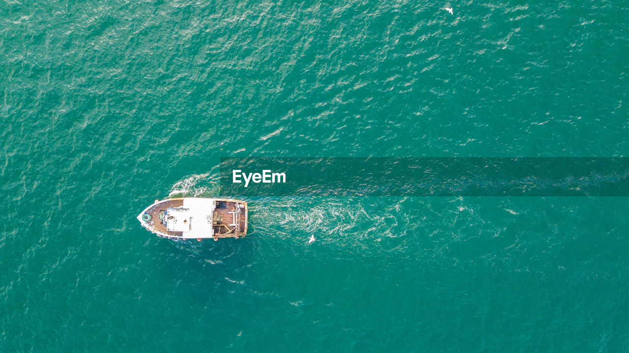 HIGH ANGLE VIEW OF BOAT ON SEA