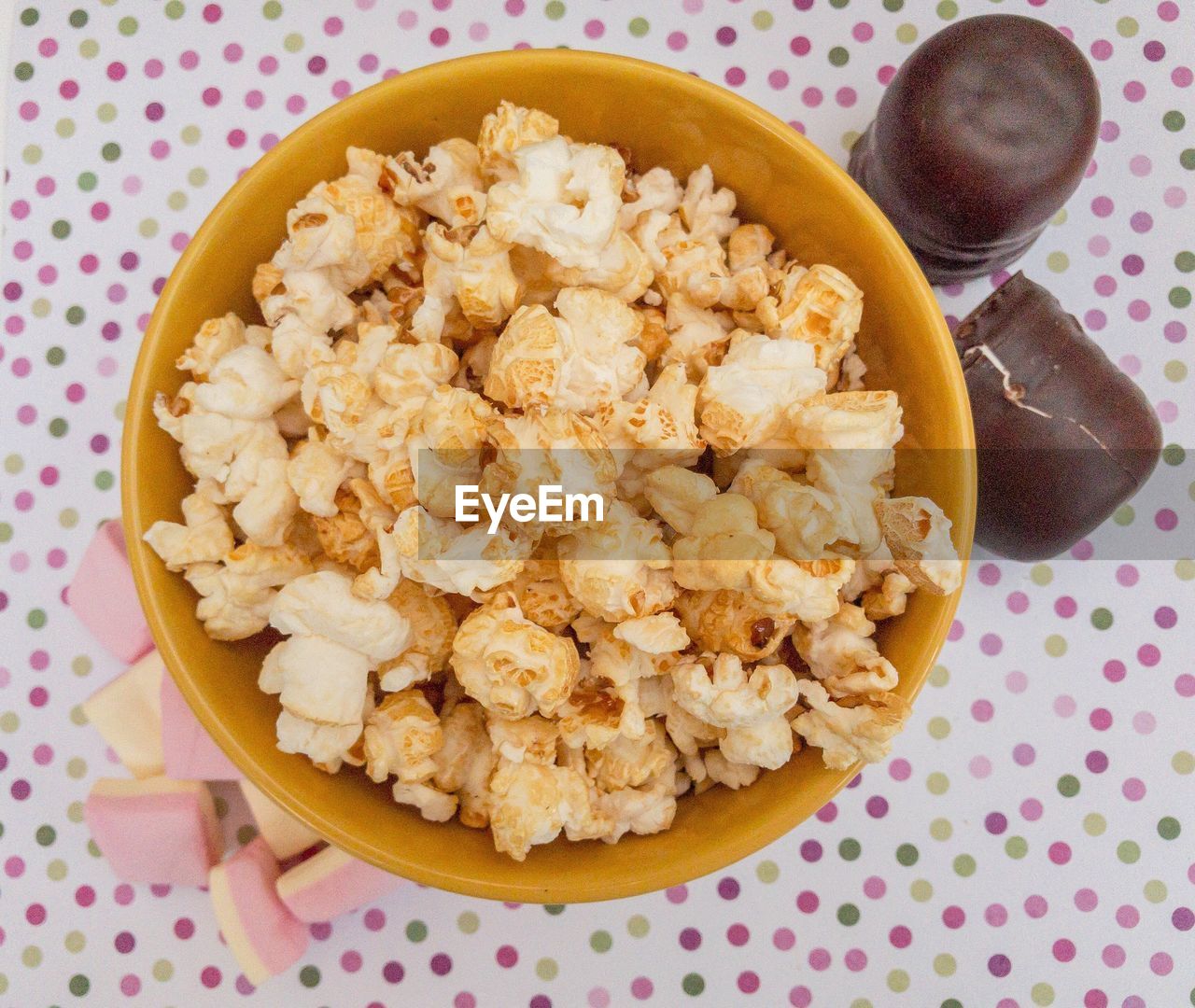 DIRECTLY ABOVE SHOT OF BREAKFAST IN BOWL ON TABLE