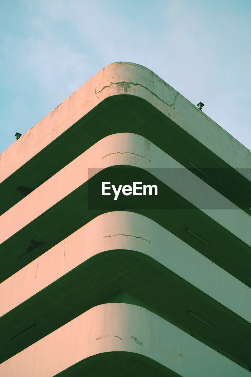 LOW ANGLE VIEW OF BUILDING AGAINST THE SKY