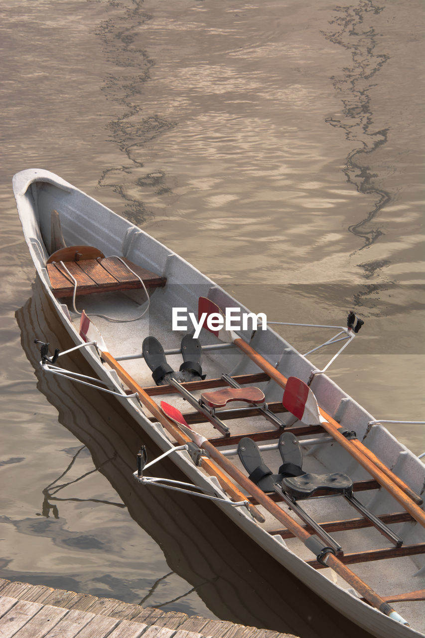 HIGH ANGLE VIEW OF BOATS MOORED IN CALM SEA