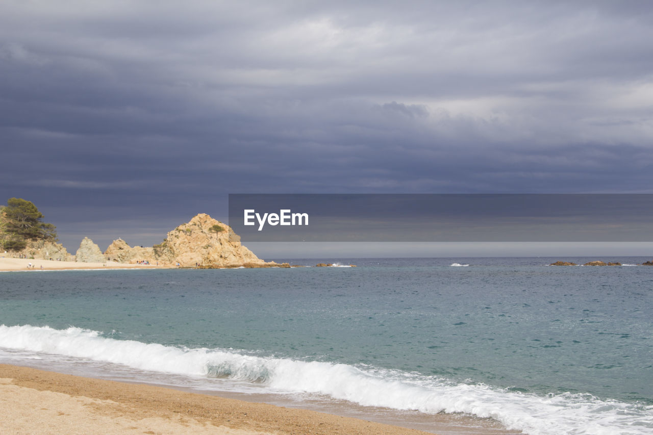 VIEW OF SEA AGAINST CLOUDY SKY