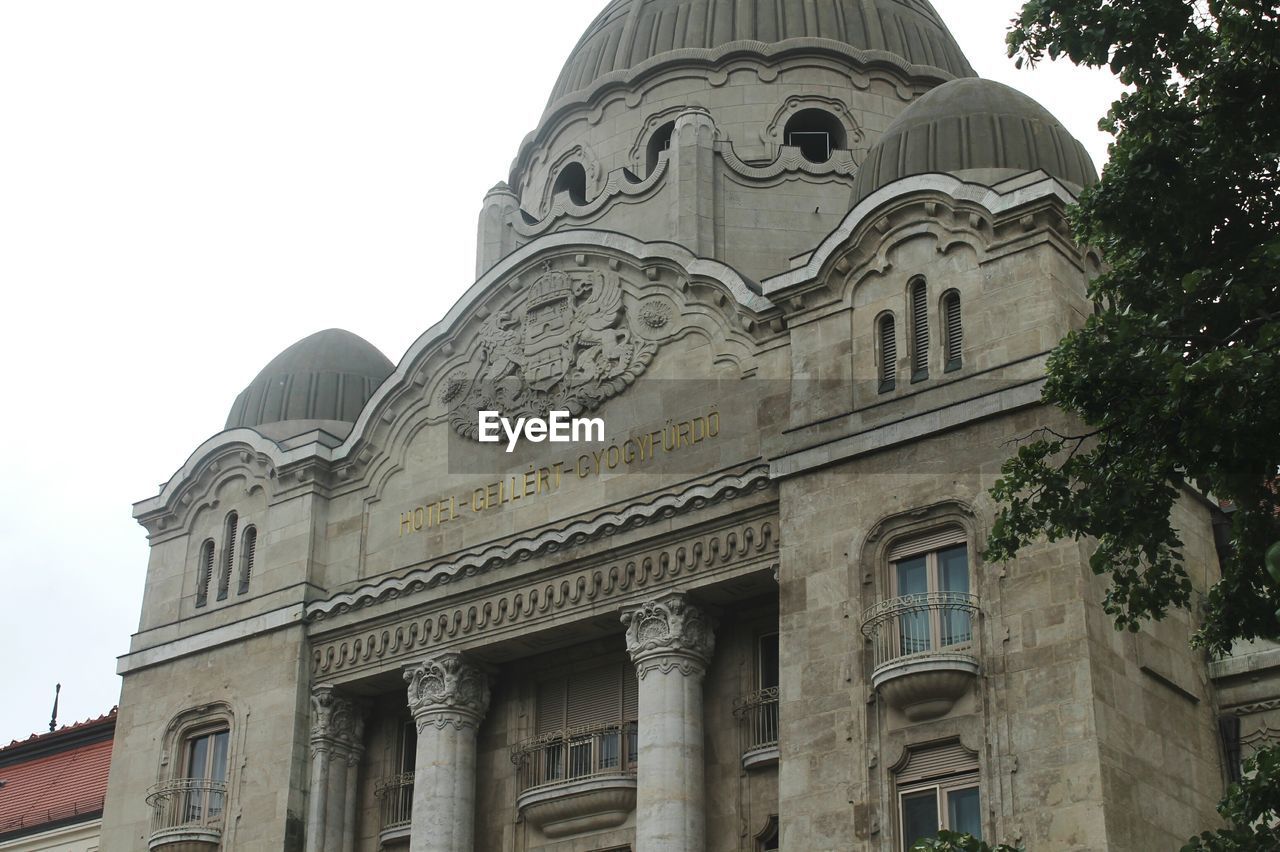 LOW ANGLE VIEW OF BUILDING AGAINST CLEAR SKY