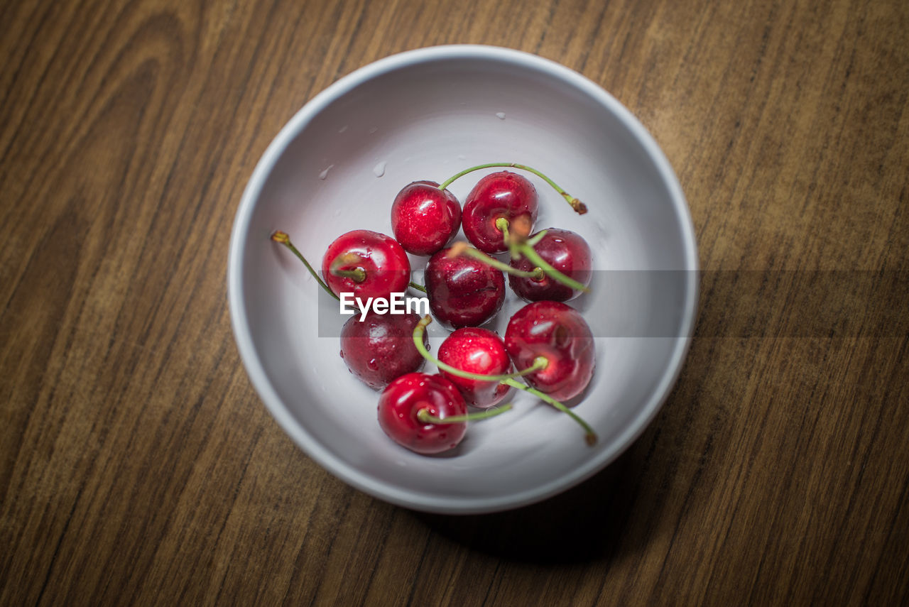 HIGH ANGLE VIEW OF STRAWBERRIES ON TABLE