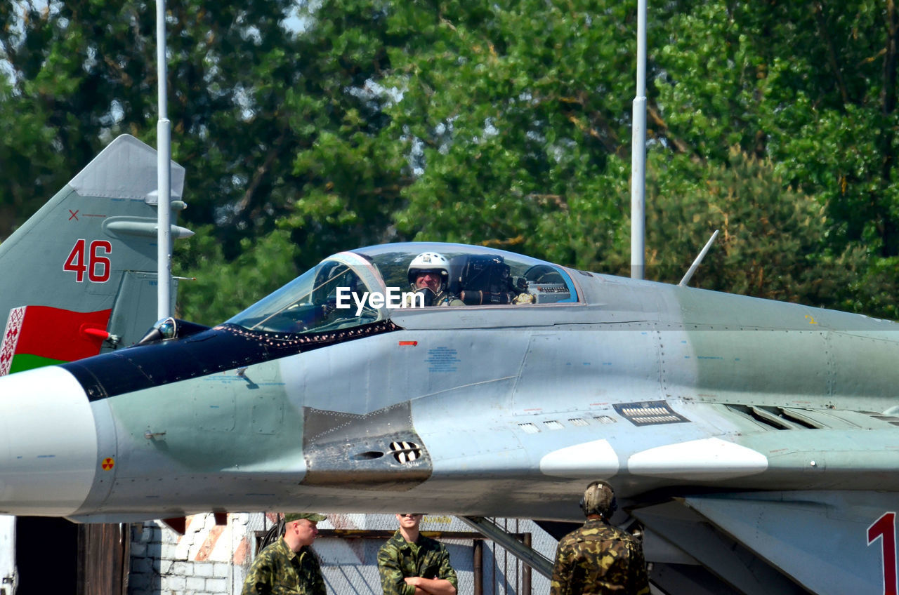 SIDE VIEW OF AIRPLANE IN CAR