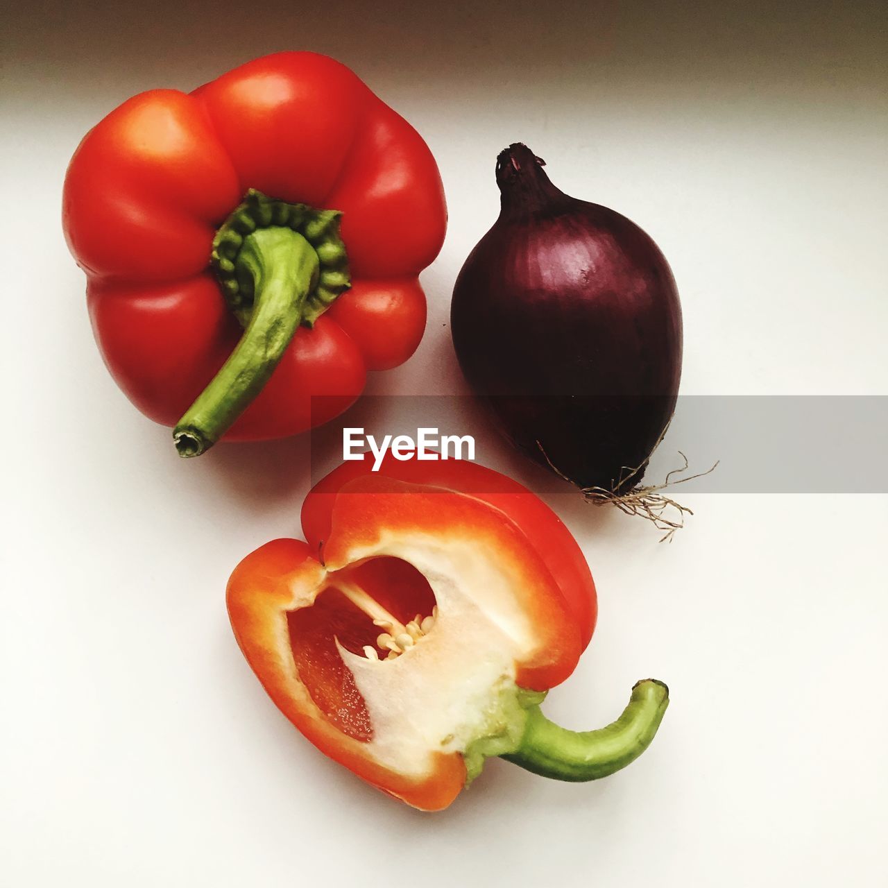 HIGH ANGLE VIEW OF RED BELL PEPPERS AND WHITE BACKGROUND