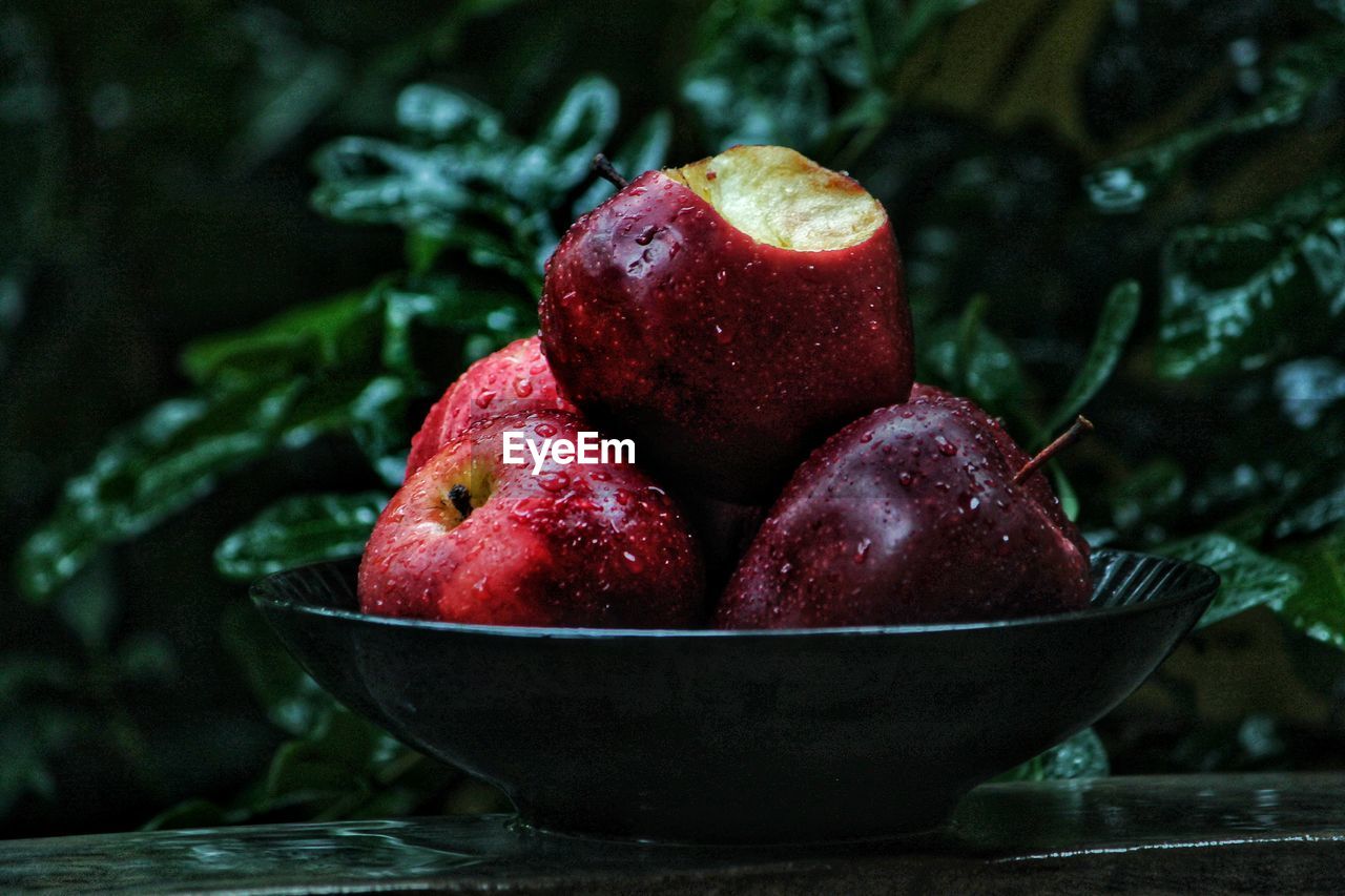 Close-up of fresh apples in bowl on table