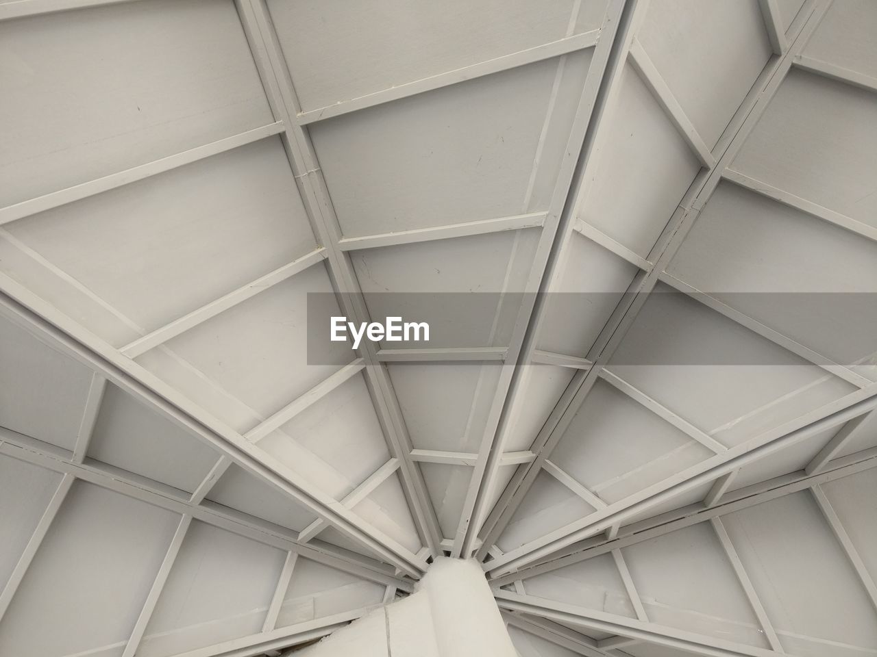 LOW ANGLE VIEW OF ARCHITECTURAL CEILING