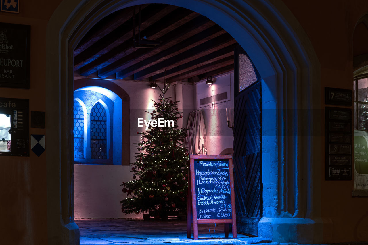 ILLUMINATED TEXT ON BUILDING WALL