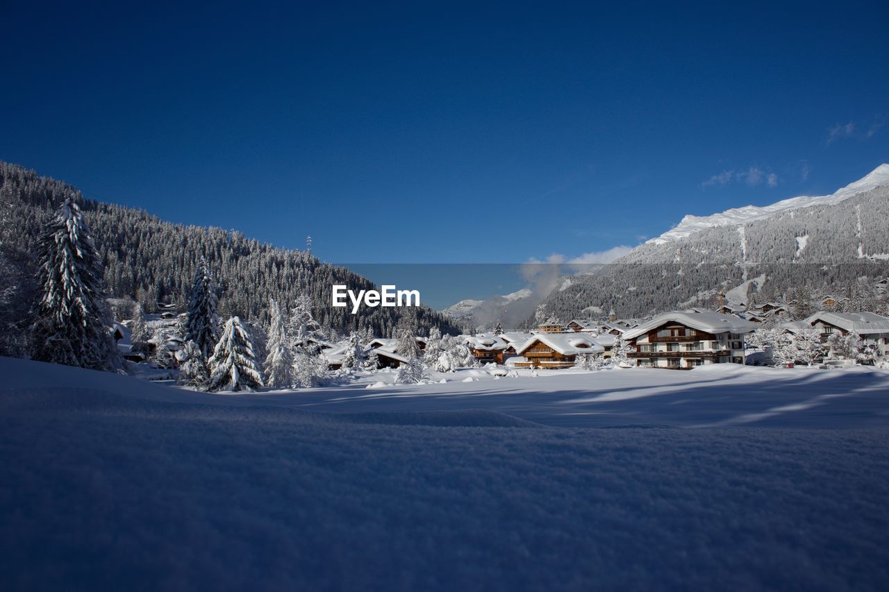 SCENIC VIEW OF SNOWCAPPED MOUNTAINS AGAINST CLEAR BLUE SKY DURING WINTER